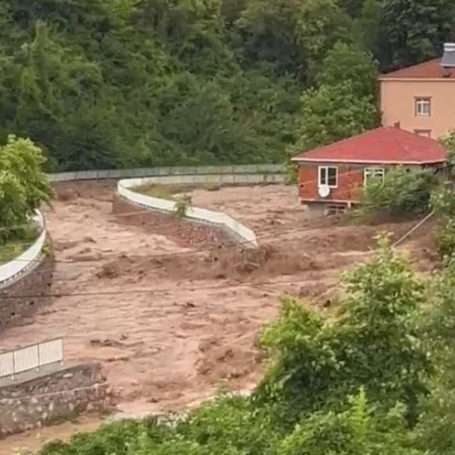 Kastamonu'da Cide'de sağanak; Devrekani Çayı taştı, ev ve iş yerini su bast...