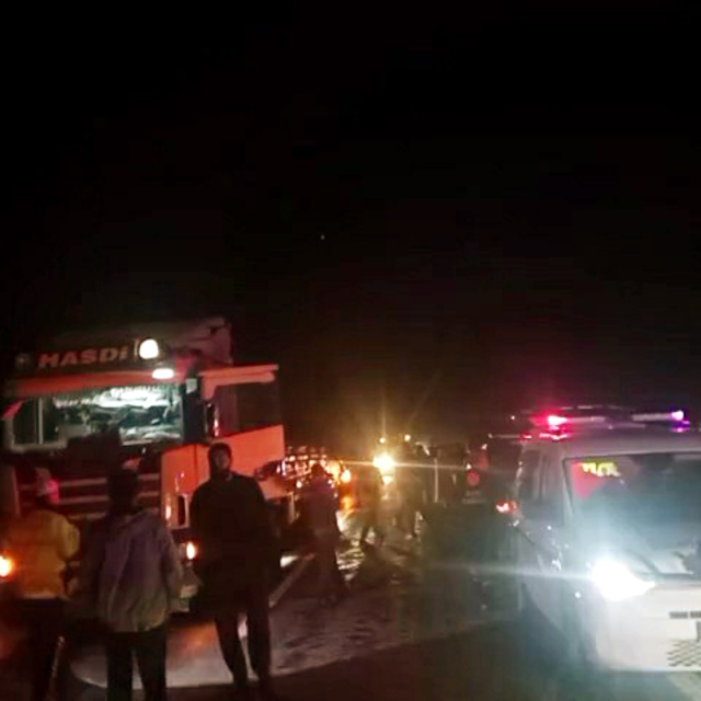 Niğde- Kayseri yolunda traktörle çarpışan kamyonet alev aldı: 3 yaralı