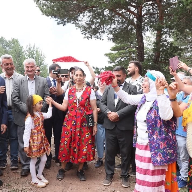 Binali Yıldırım Refahiye'deki Orçul Festivali'nde vatandaşlarla buluştu