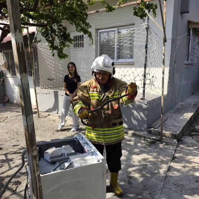 Hassa ve Erzin'de yerleşim alanlarına giren yılanları itfaiye yakaladı