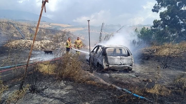 Bahçede başlayan yangında otomobil ve sera kullanılmaz hale geldi
