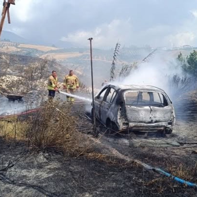 Bahçede başlayan yangında otomobil ve sera kullanılmaz hale geldi