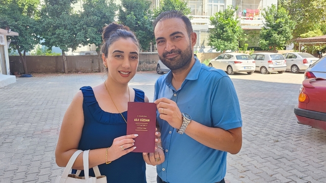 Öğretmen çift, dolmuşu gelin arabası yaptı