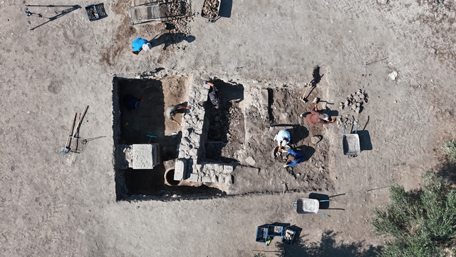 Bin 500 yıllık dibek ve bin 300 yıllık depo küpleri bulundu
Apollon Smintheus Kutsal Alanı'ndaki kazılarda ilk ve son Hristiyanlara ait bin 500 yıllık dibek ile bin 300 yıllık depo küpleri bulundu
Apollon Smintheus Kutsal Alanı'nda ilk ve son Hristiyan dönemine ait yaşam alanı bulundu
"Farelerin Efendisi" Apollon Smintheus Kutsal Alanı'nda kazılar başladı