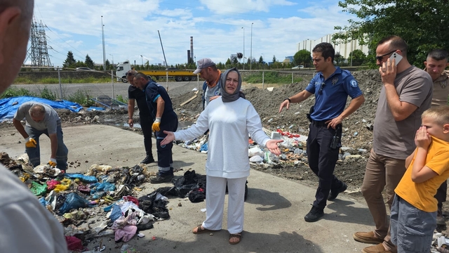Altın dolu çantasını yol kenarına bırakıp evine çıktı, döndüğünde hayatının şokunu yaşadı
Çöp sanılan çantayı alan ekipler, kamyondaki çöpleri boşaltıp sahibiyle altınları aradı