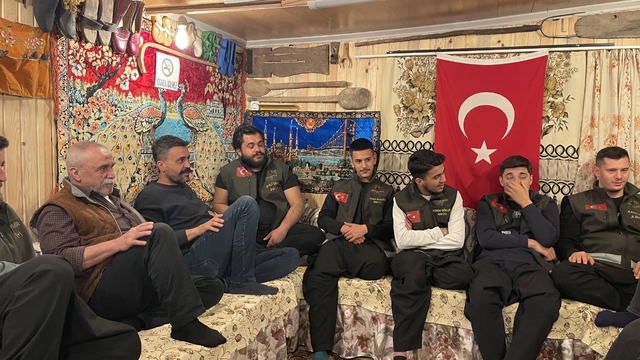 Depremde yaptığı ahşap ev, motosiklet severlerin buluşma noktası oldu