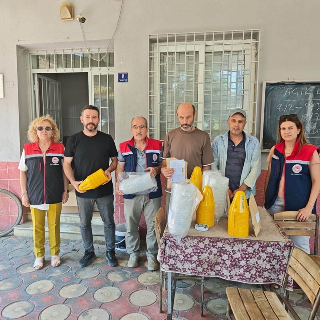 Nazilli'de 2 bin 500 Akdeniz meyve sineği tuzağı dağıtıldı