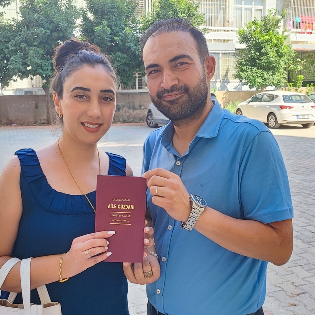 Öğretmen çift, dolmuşu gelin arabası yaptı