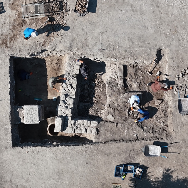 Bin 500 yıllık dibek ve bin 300 yıllık depo küpleri bulundu
Apollon Sminthe...