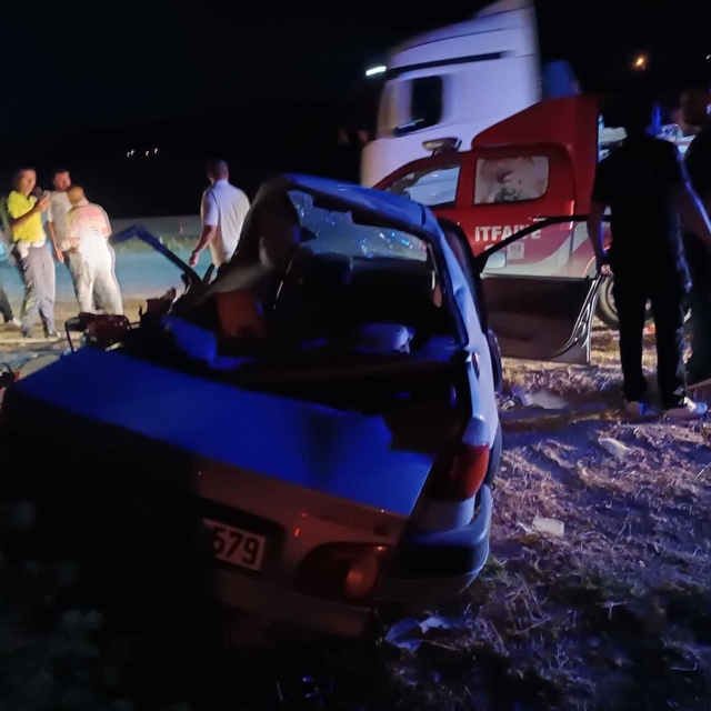 Minibüs ile çarpışan otomobilin sürücüsü öldü