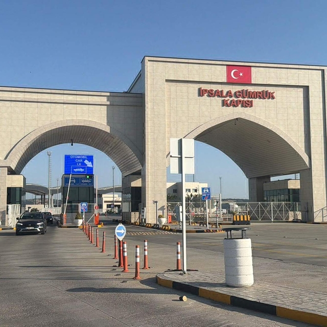 Yunanistan'a açılan sınır kapılarında giriş ve çıkışlar durdu