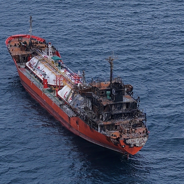 Karadeniz'de dron saldırılarında hasar alan bir gemi daha Trabzon'a geldi