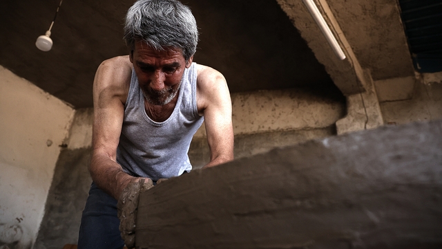 Toprak, saman ve keçi kılıyla yapılan tandırlar 18 yıla kadar dayanıyor
Dicle'nin toprağı tandıra, tandır ekmeğe lezzet katıyor
Topraktan yoğruluyor, yıllarca sofralara lezzet taşıyor
Bir haftada yapılıyor, 18 yıl kullanılıyor
