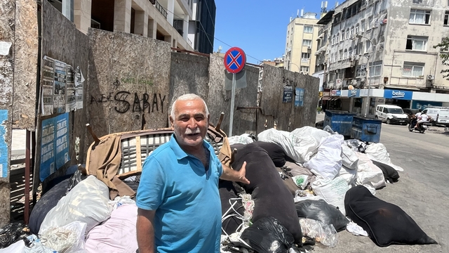 Seyhan'da çöp konteynerleri taştı, cadde ve sokaklar çöple doldu