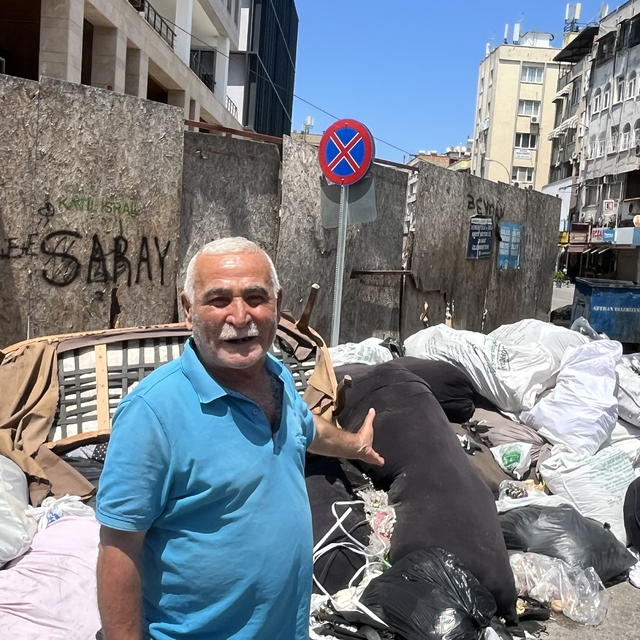 Seyhan'da çöp konteynerleri taştı, cadde ve sokaklar çöple doldu