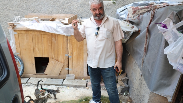 Kedi maması çalan hırsız vatandaşı canından bezdirdi
Kedileri besleyen Adnan Acar: "Hırsızlık yapıp hayır yapamazsın, ikisi bir arada yürümez"