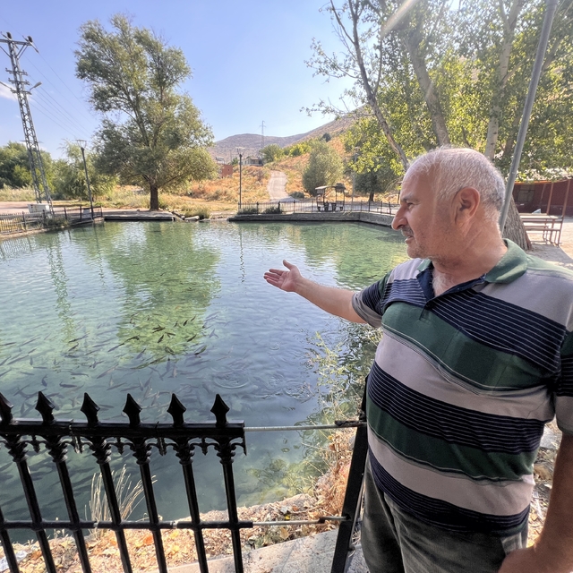 Kahramanmaraş'taki Balıklı Göl, berrak suyu ve balıklarıyla ziyaretçilerini...