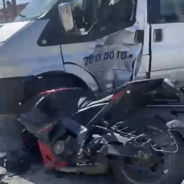 Dolmuşa yandan çarpan motosikletin sürücüsü yaralandı