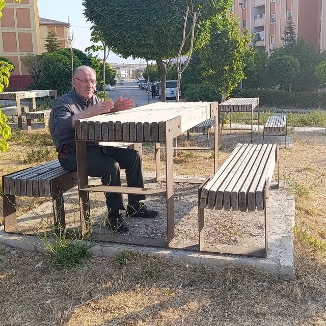 Edremit'te vatandaşın park tepkisi: "Masalar yüksek, çocuk oyun alanı yok"