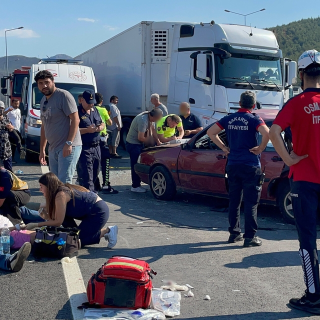 D-650'de iki otomobil çarpıştı: 1'i bebek 7 yaralı