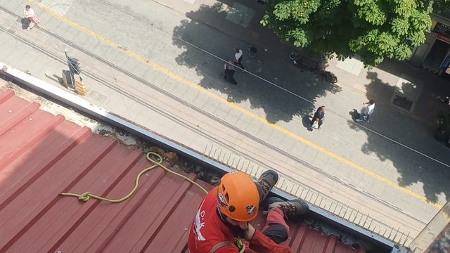 Dar alanda sıkışan kediyi DAK ekipleri kurtardı