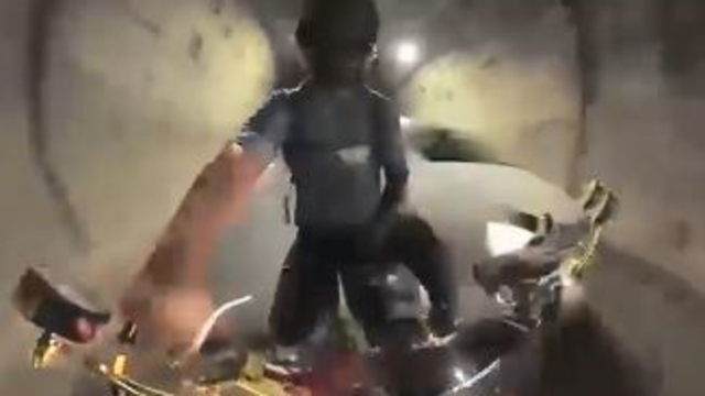 Cankurtaran Tüneli içinde tehlikeli anlar: Şerit ihlali yapan otomobilin motosiklete teması kamerada