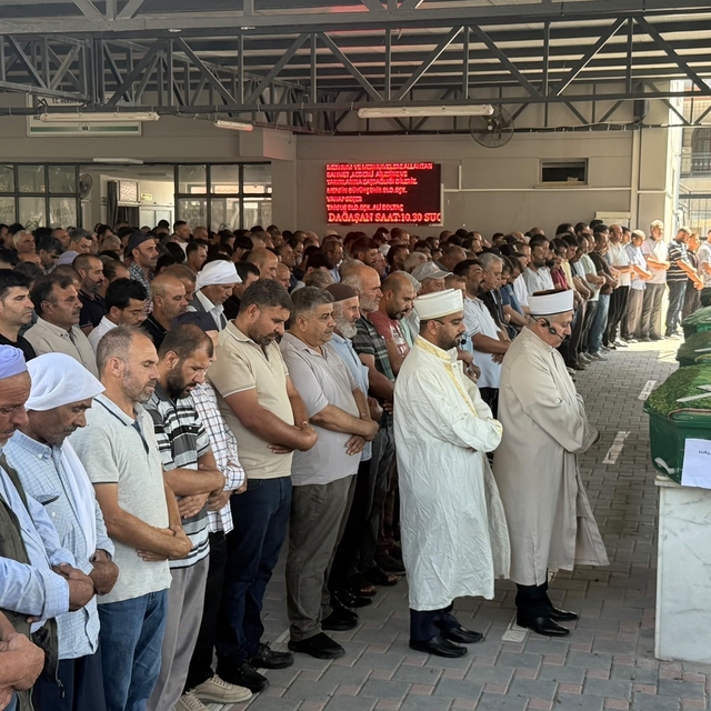 Mersin'deki 4 kişi feryatlar arasında son yolculuğuna uğurlandı