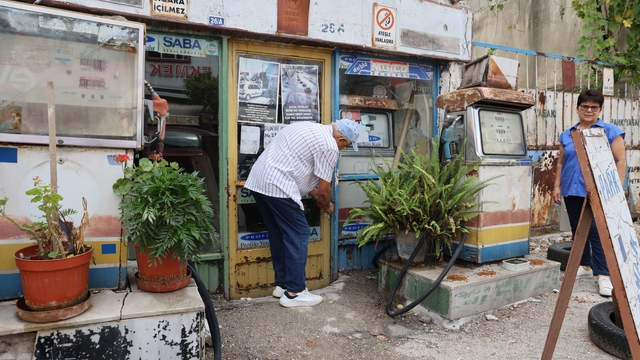 Baba hatırası olan 92 yıllık akaryakıt istasyonu nostaljik görünümüyle dikkat çekiyor
92 yıllık akaryakıt istasyonu geçmişe ışık tutuyor
