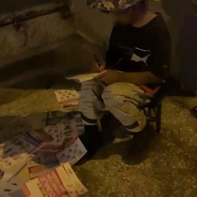 Annesiyle hurda toplayan Ayşe'nin kitap sevgisi duygulandırdı
