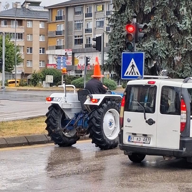 Bolu'da traktör sürücüsünden yağmura karşı 'dubalı' önlem
Bolu'da traktör s...