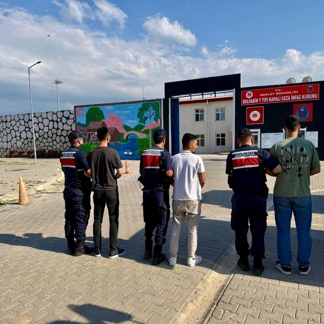 Jandarma çeşitli suçlardan aranan 34 kişiyi yakaladı