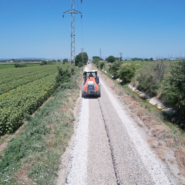 Şehzadeler'de çiftçinin beklediği yol yenilendi