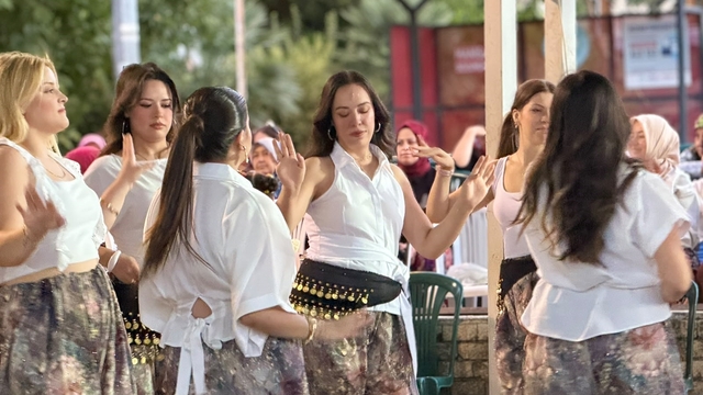 Karayenice'de şalvarlar giyildi, meydan şenlendi