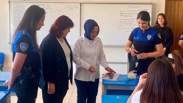 Kütahya polisinden çocuk ve gençlere çini ile oyuncak yapımı kursu