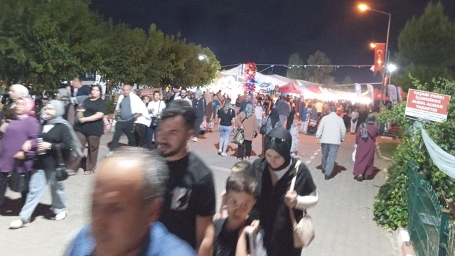 Gediz Tarhana Festivali'nin son gününde festival alanında insan seli