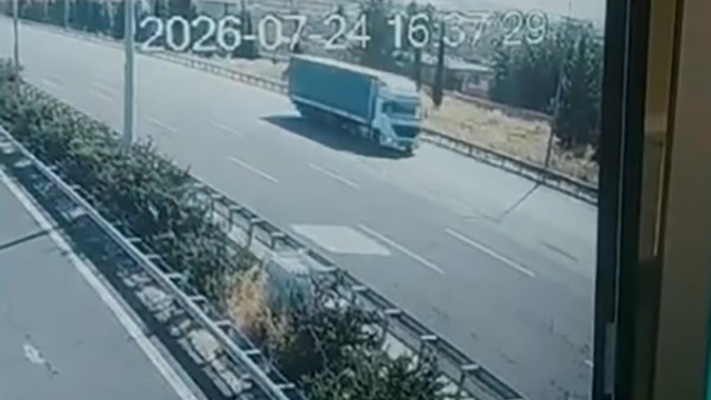 Ters yönde giden tır sürücüsüne 90 bin lira ceza
Otobanda ters yönde giden tır tehlike saçtı