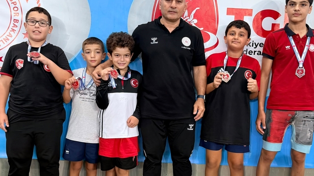 Kuşadalı minik güreşçiler şampiyonadan başarıyla döndü