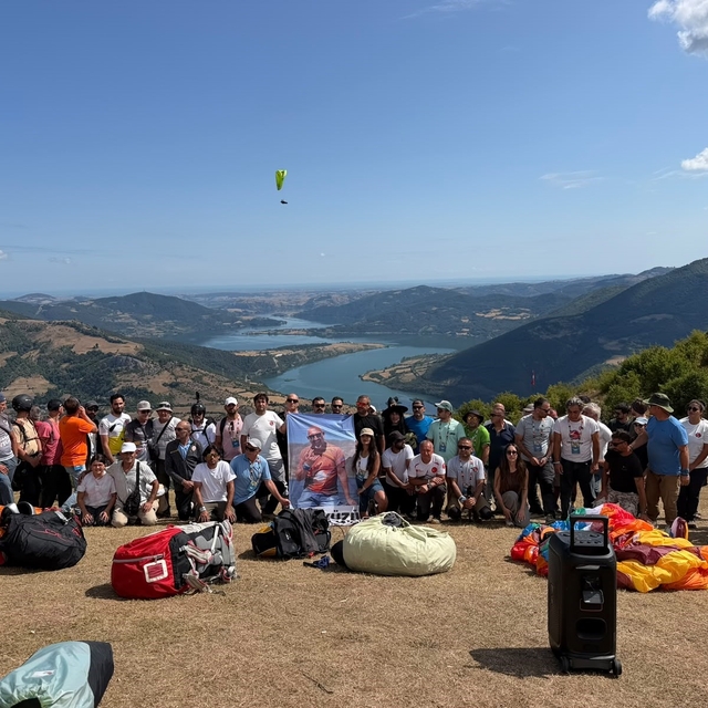 Kazada hayatını kaybeden paraşüt pilotu Bayram Kurt gökyüzünde anıldı
Paraş...