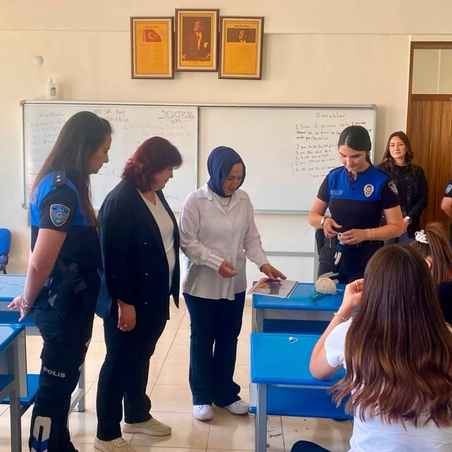 Kütahya polisinden çocuk ve gençlere çini ile oyuncak yapımı kursu