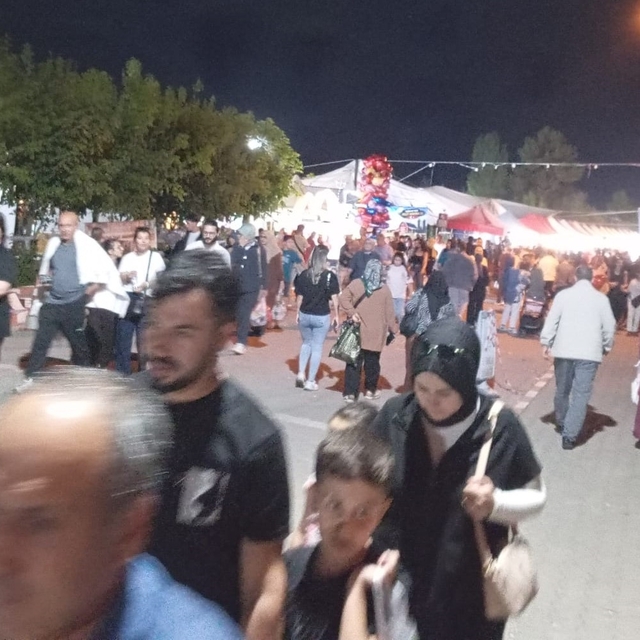 Gediz Tarhana Festivali'nin son gününde festival alanında insan seli