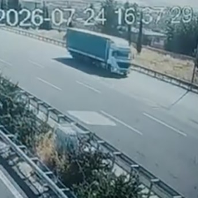 Ters yönde giden tır sürücüsüne 90 bin lira ceza
Otobanda ters yönde giden...