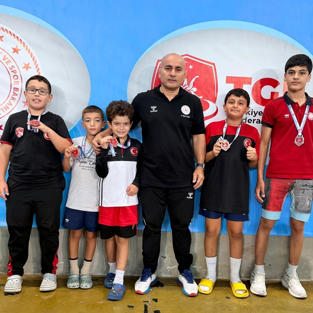 Kuşadalı minik güreşçiler şampiyonadan başarıyla döndü