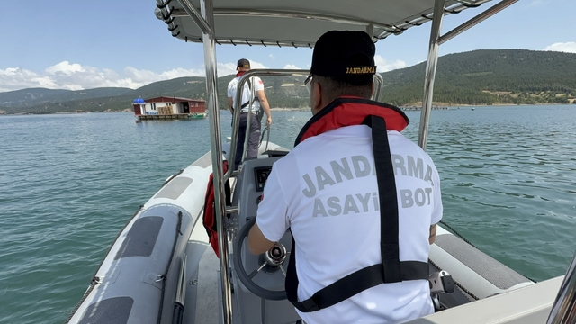 Jandarma çevre nöbetinde
Jandarma ekipleri göl yüzeyinde botla gerçekleştirdikleri denetimlerde hem Türk somonunu koruyor hem de orman yangını risklerini azaltıyor