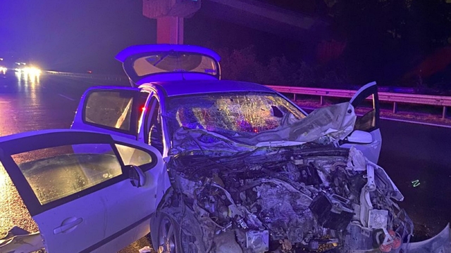 Otomobil kamyona çarptı: 1 ölü, 2'si çocuk 3 yaralı