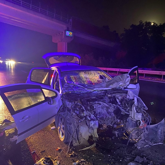 Otomobil kamyona çarptı: 1 ölü, 2'si çocuk 3 yaralı