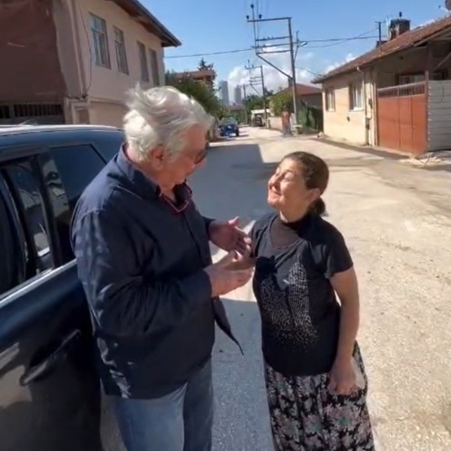 Yolunu şaşıran oyuncu Erdal Özyağcılar'a yolu tarif edip, mavi yumurta verd...