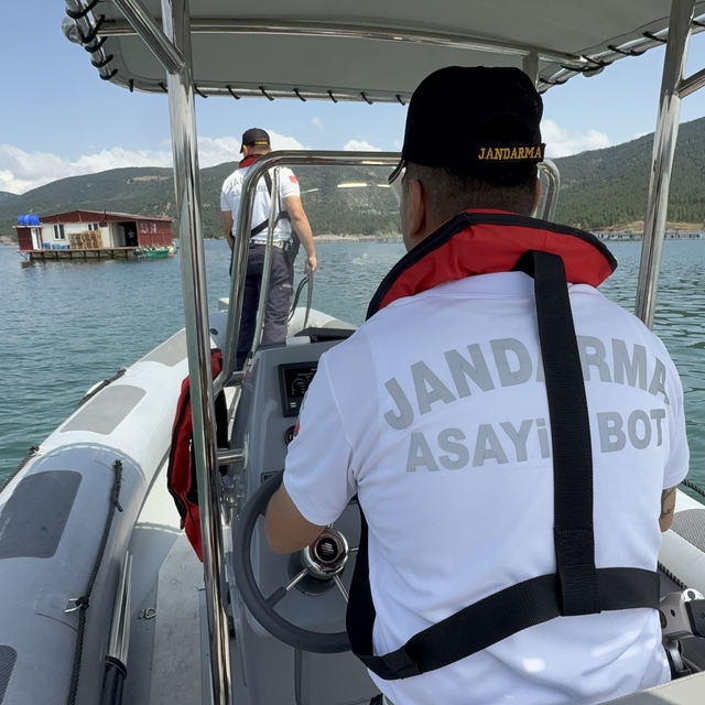 Jandarma çevre nöbetinde
Jandarma ekipleri göl yüzeyinde botla gerçekleştir...