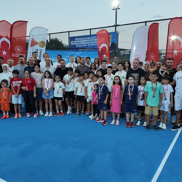 15 Temmuz Spor Vadisi'nde ödüllü tenis turnuvasında şampiyonlar belli oldu