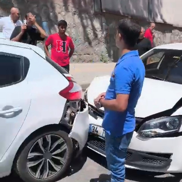 Bitlis'te maddi hasarlı trafik kazası