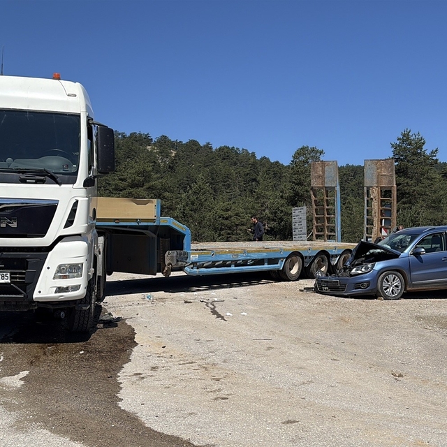 Kastamonu'da otomobil ile tır çarpıştı: 4 yaralı